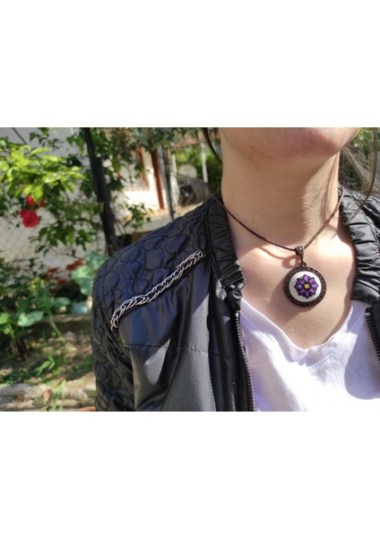 Kadın Motif Işlemeli Kanaviçe Kolye