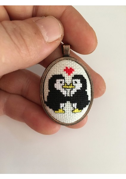 Aşık Penguenler Işlemeli Kanaviçe Kolye
