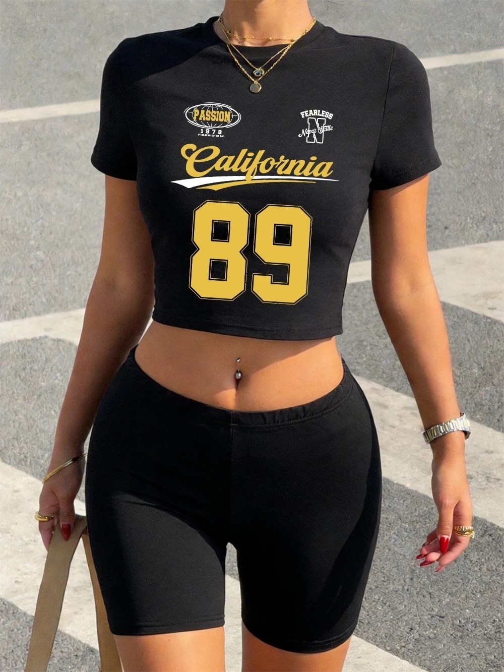 Tarzsokak Yaz Kaliforniya Numarası 89 Jersey Baskı Kırpma Üstleri Şort Kadın Iki Parçalı Set T-Shirt Pa görsel 2