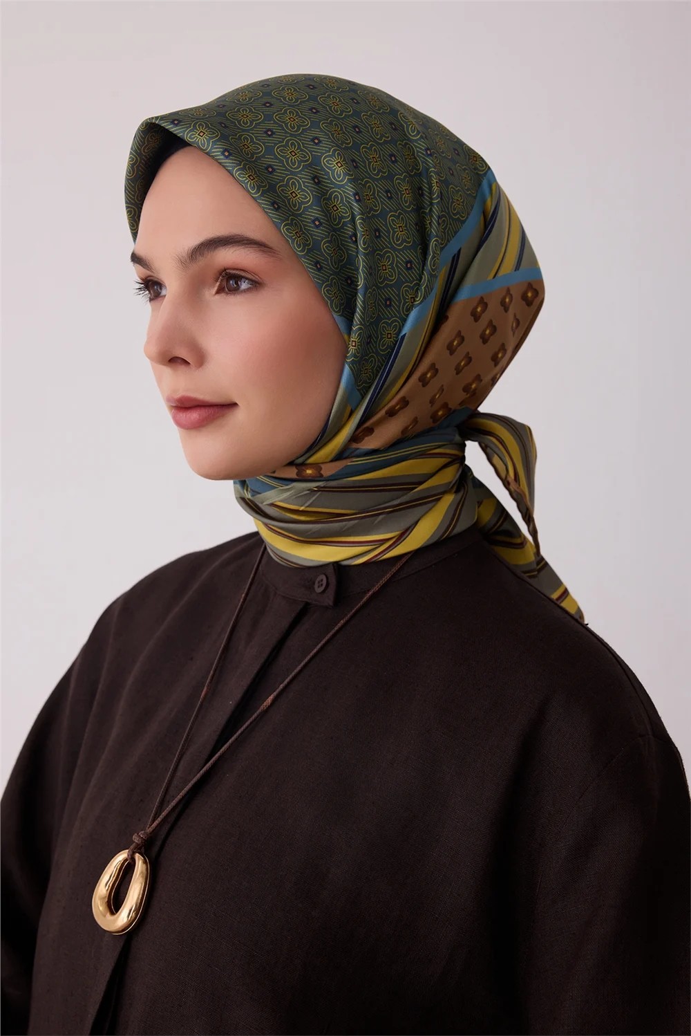 Belli Yeşil Geometrik Desen %100 Twill Ipek Eşarp 4423-02 görsel 2