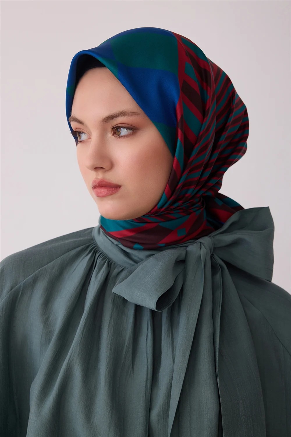 Belli Mürdüm Geometrik Desen %100 Twill Ipek Eşarp 4401-81 görsel 2