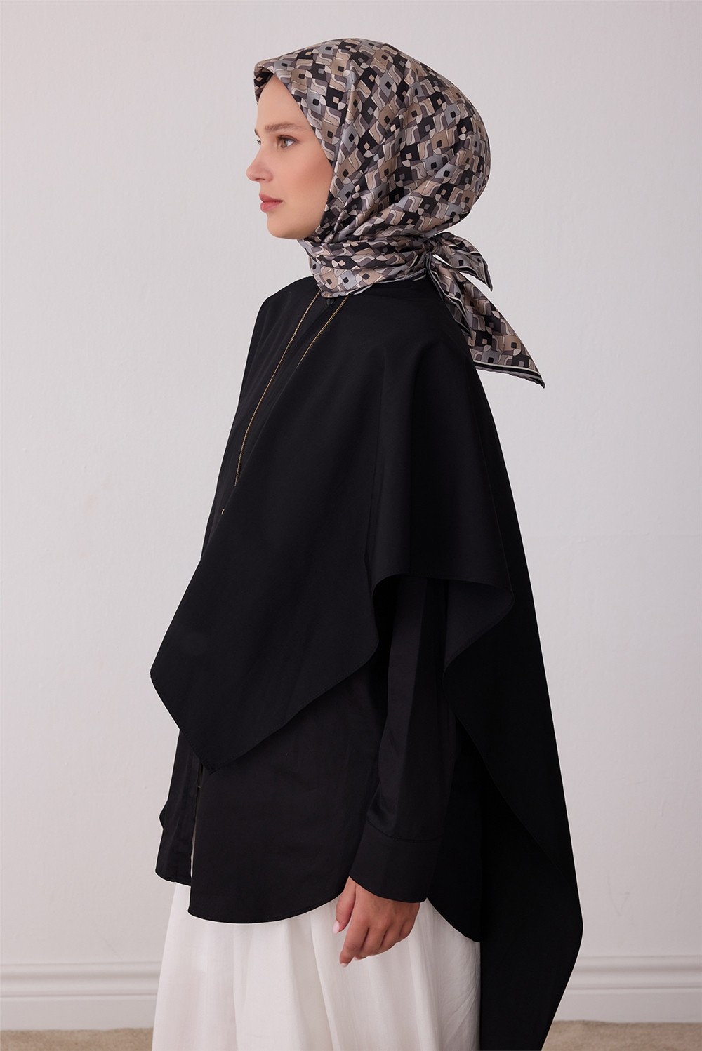 Belli Siyah Geometrik Desen %100 Twill Ipek Eşarp 4402-32