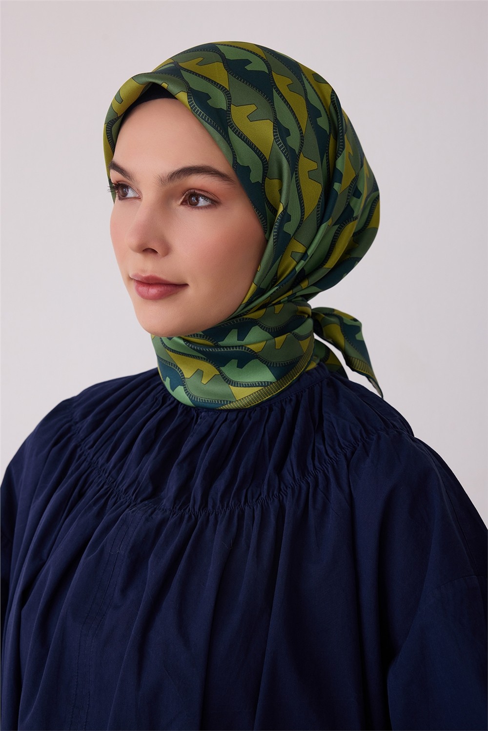 Belli Yeşil Geometrik Desen %100 Twill Ipek Eşarp 4406-56 görsel 2