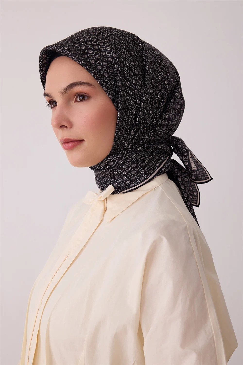 Belli Siyah Monogram Desen %100 Twill Ipek Eşarp 4418-83 görsel 2