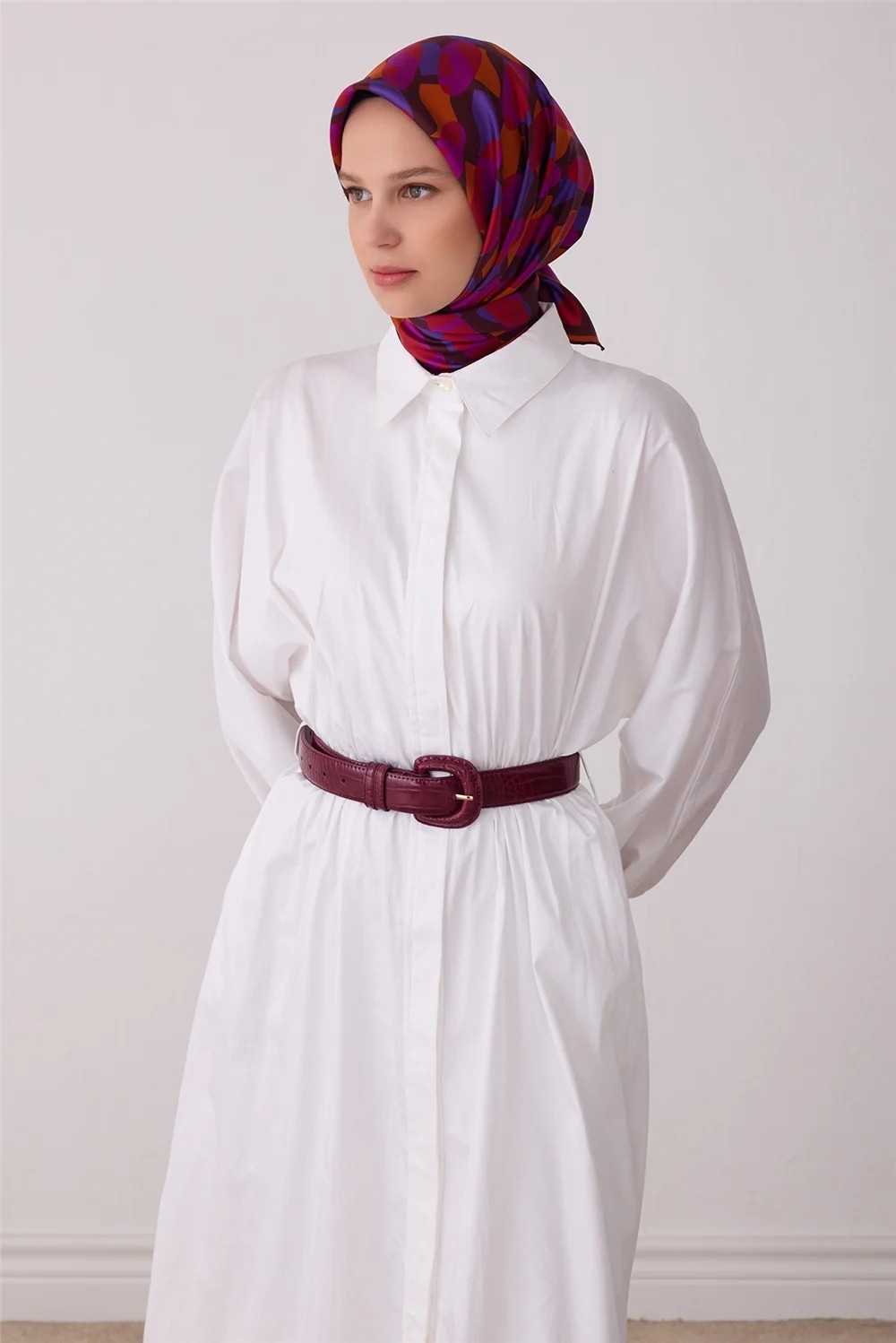 Belli Kırmızı Geometrik Desen %100 Twill Ipek Eşarp 4420-01