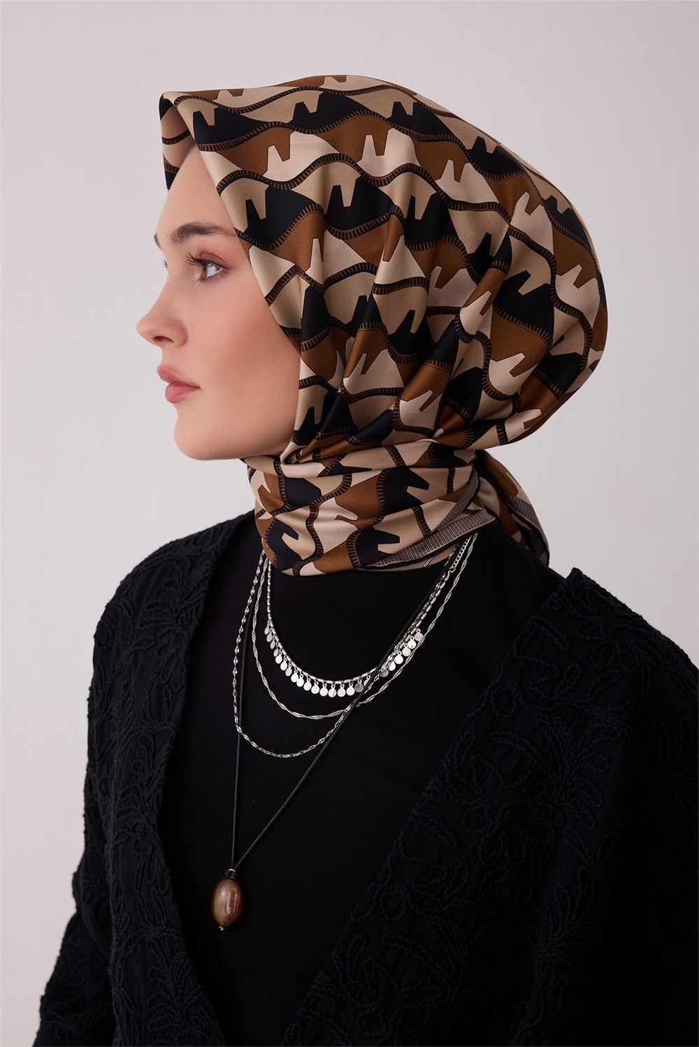 Belli Siyah Geometrik Desen %100 Twill Ipek Eşarp 4406-05 görsel 2