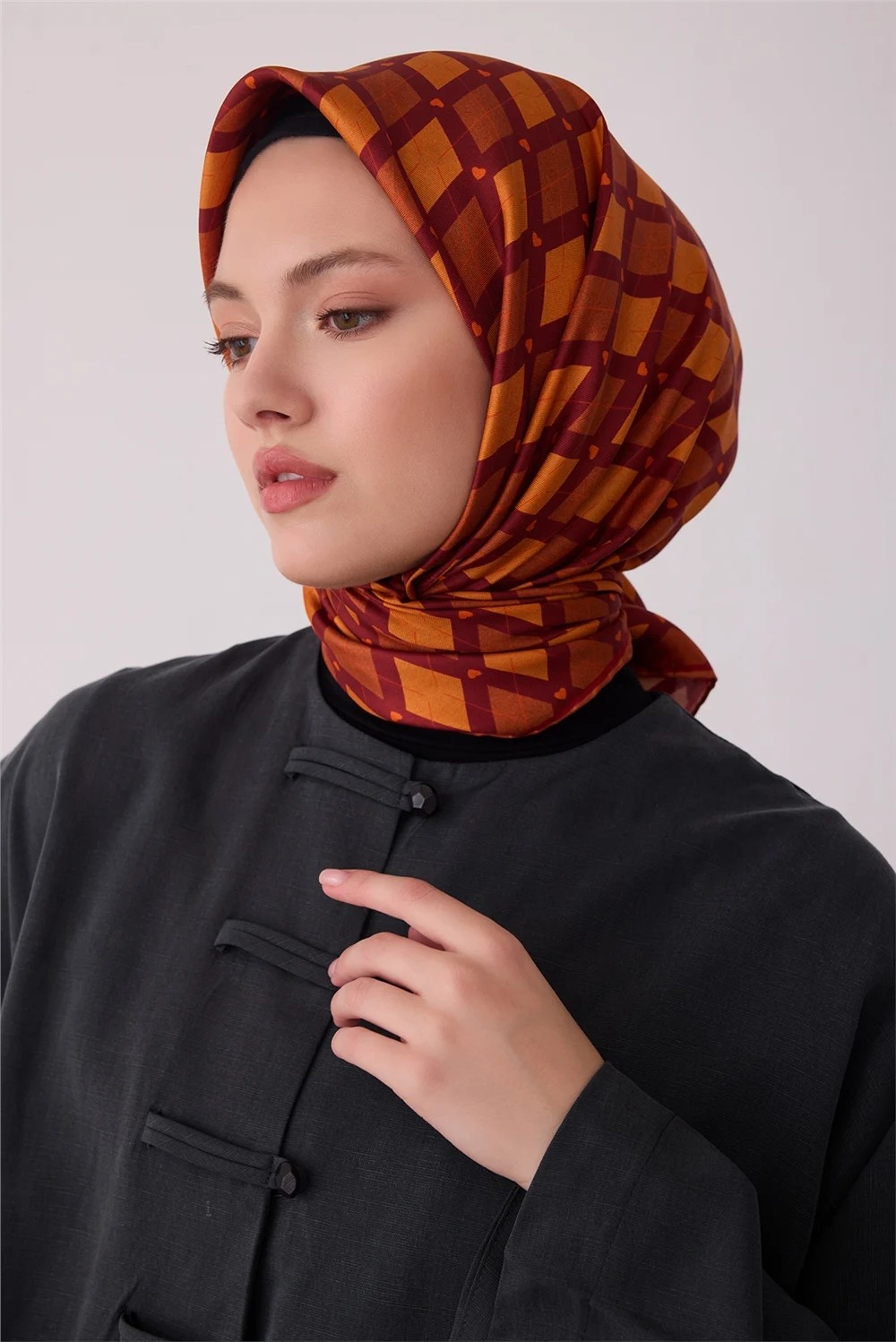 Belli Taba Geometrik Desen %100 Twill Ipek Eşarp 4408-83 görsel 2