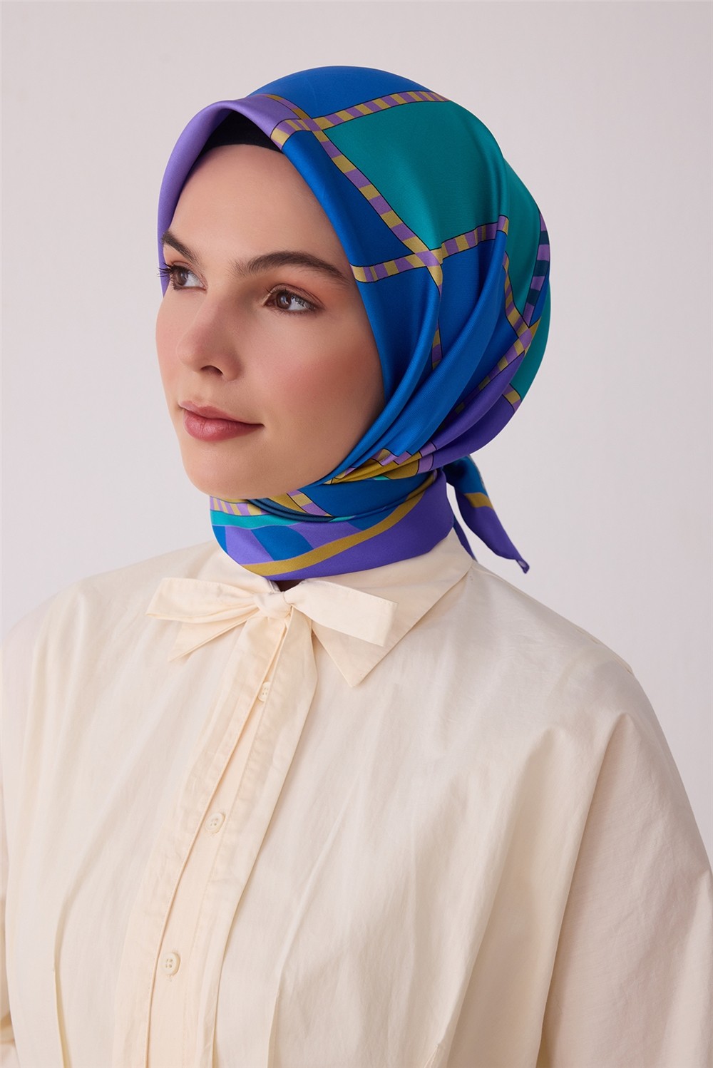 Belli Mavi Geometrik Desen %100 Twill Ipek Eşarp 4419-50 görsel 2