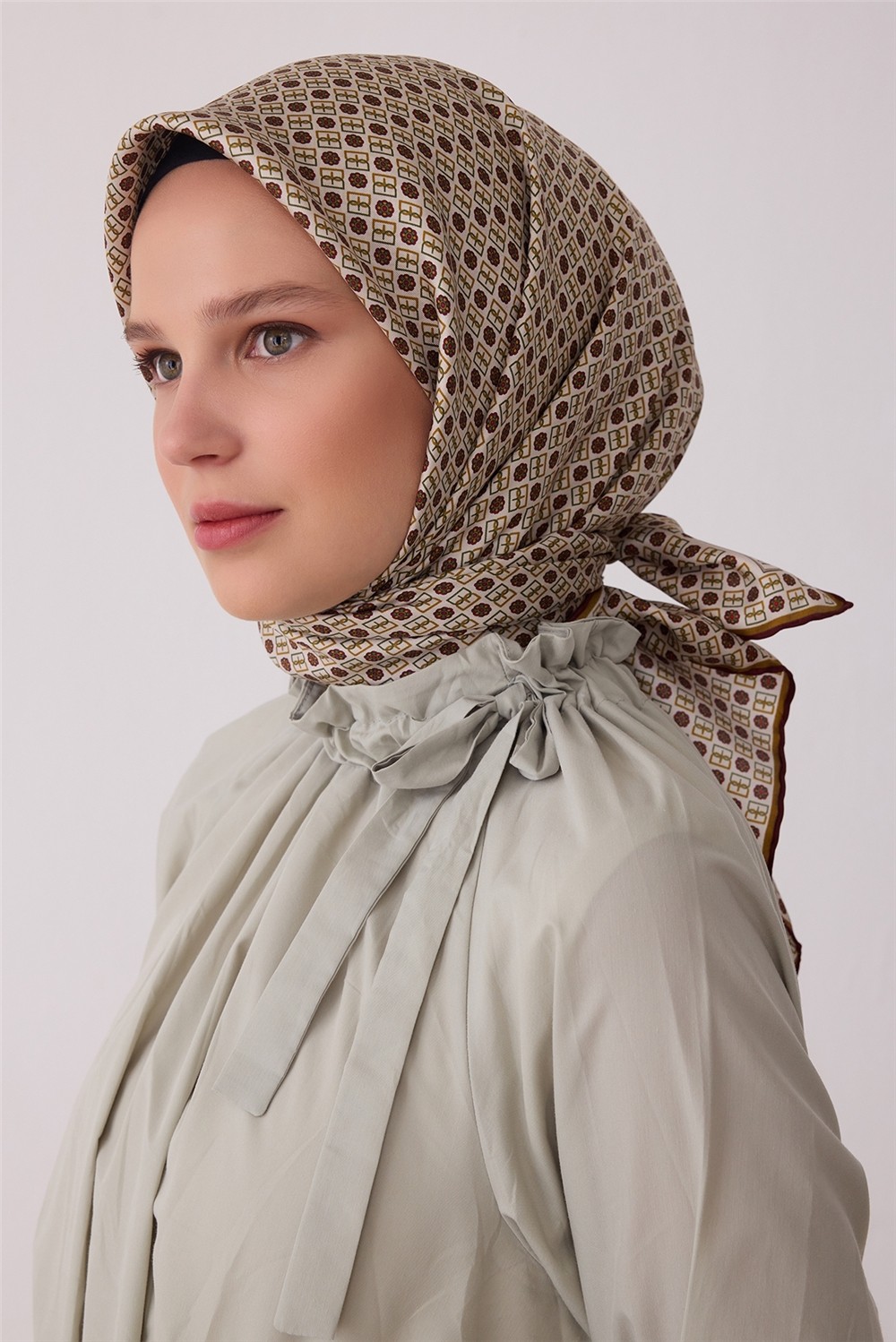 Belli Bej Monogram Desen %100 Twill Ipek Eşarp 4418-04 görsel 2