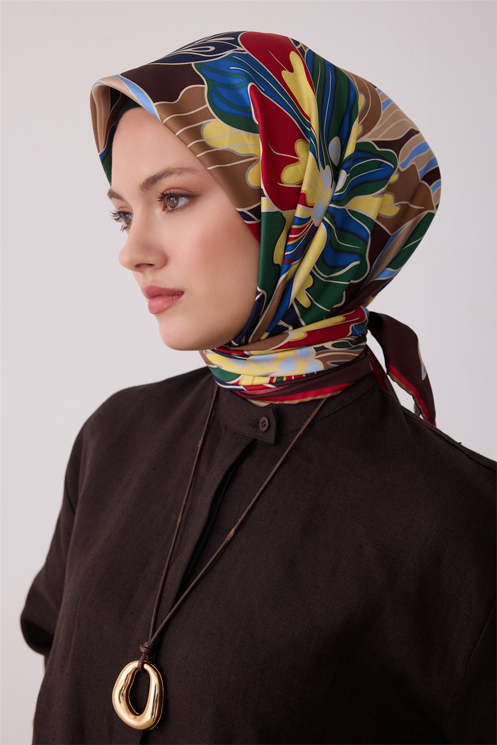 Belli Kahverengi Çiçek Deseni %100 Twill Ipek Eşarp 4413-83 görsel 2