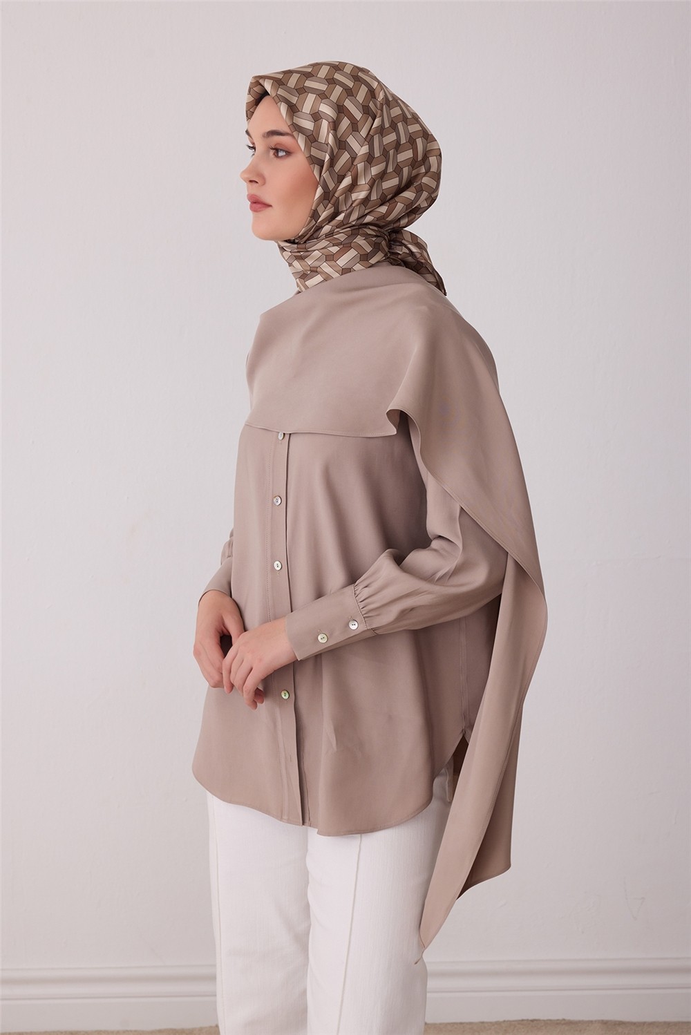 Belli Bej Geometrik Desen %100 Twill Ipek Eşarp 4407-04