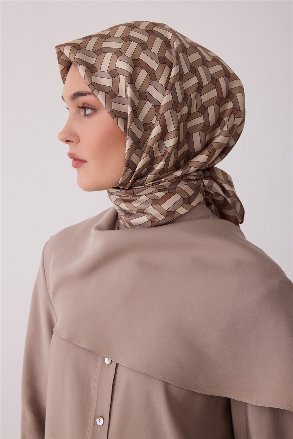 Belli Bej Geometrik Desen %100 Twill Ipek Eşarp 4407-04 görsel 2