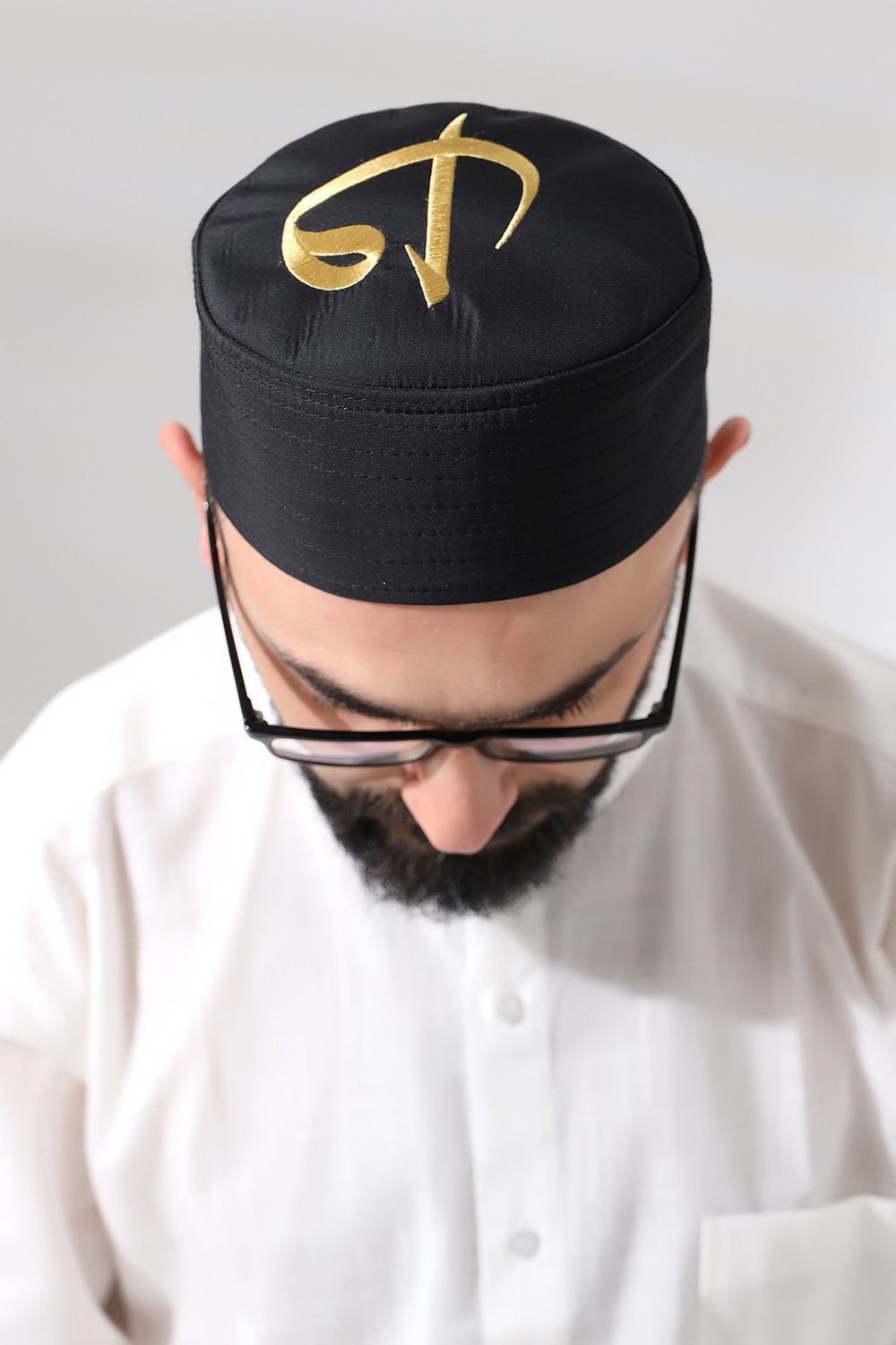 İhvan Gri Kapitone Elif Vav Nakışlı Kalıp Namaz Takkesi