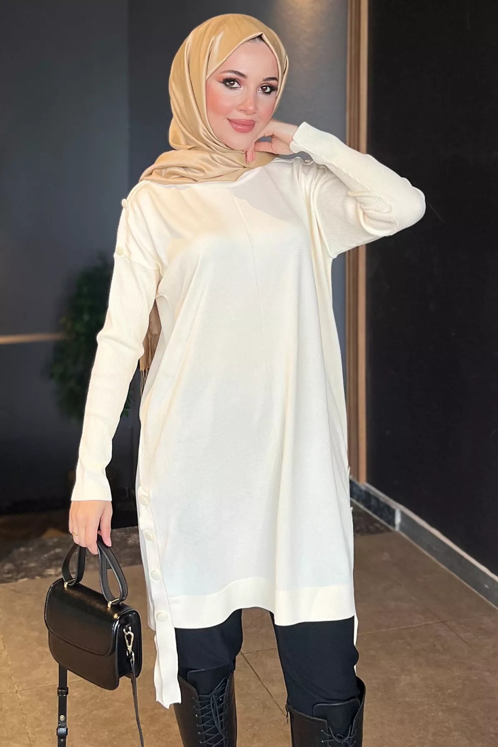 Julude Ekru Düğme Detaylı Tesettür Triko Tunik P-00009189
