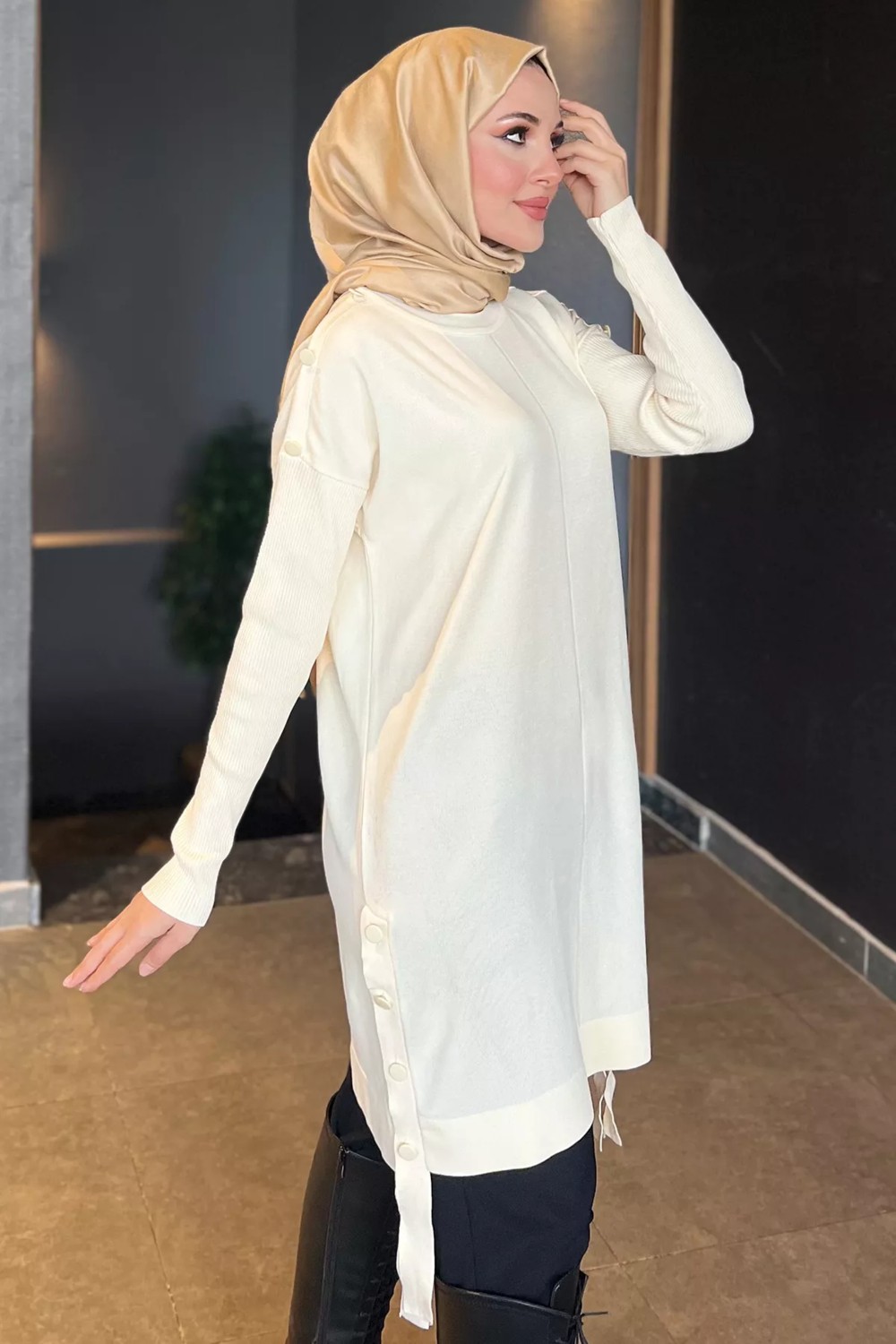 Julude Ekru Düğme Detaylı Tesettür Triko Tunik P-00009189 görsel 3