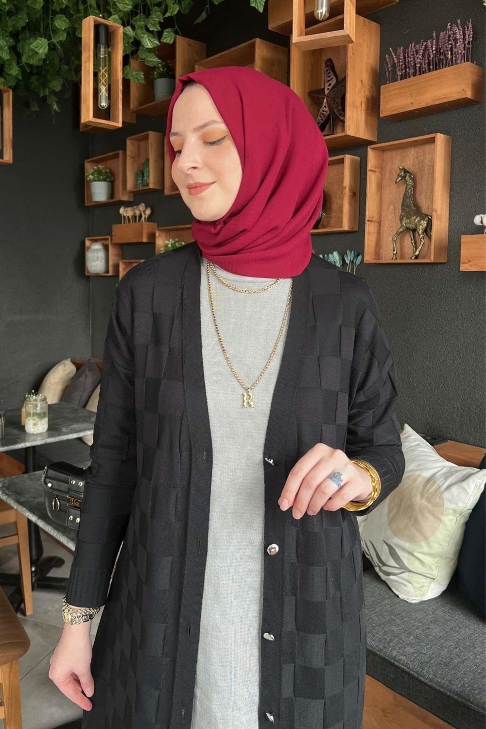 Rabia Şamlı Dama Desenli Siyah Triko Hırka Triko Kumaşlı Kadınlar İçin Şık Tasarım görsel 2