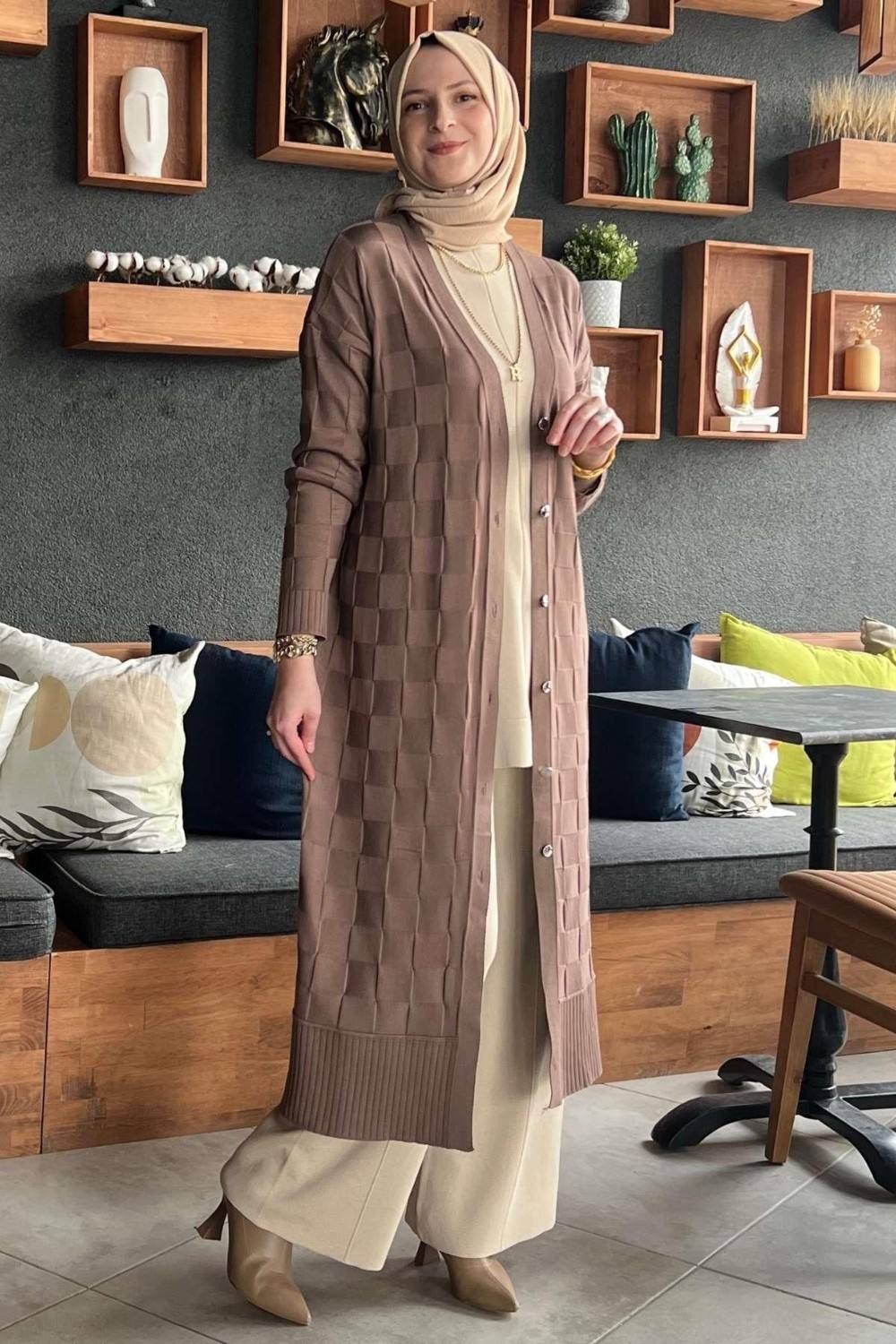 Rabia Şamlı Dama Desenli Sütlü Kahve Triko Hırka