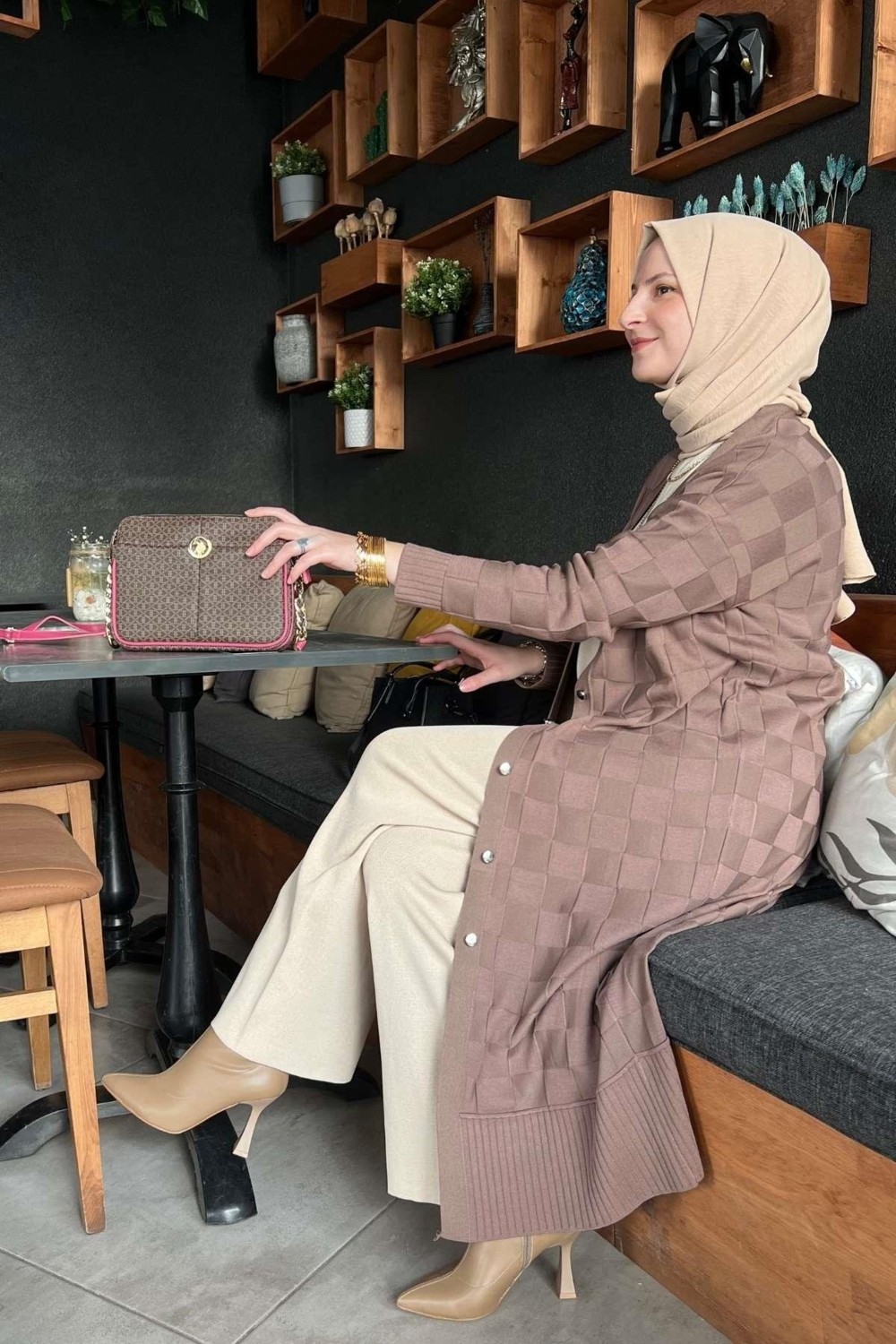 Rabia Şamlı Dama Desenli Sütlü Kahve Triko Hırka görsel 2