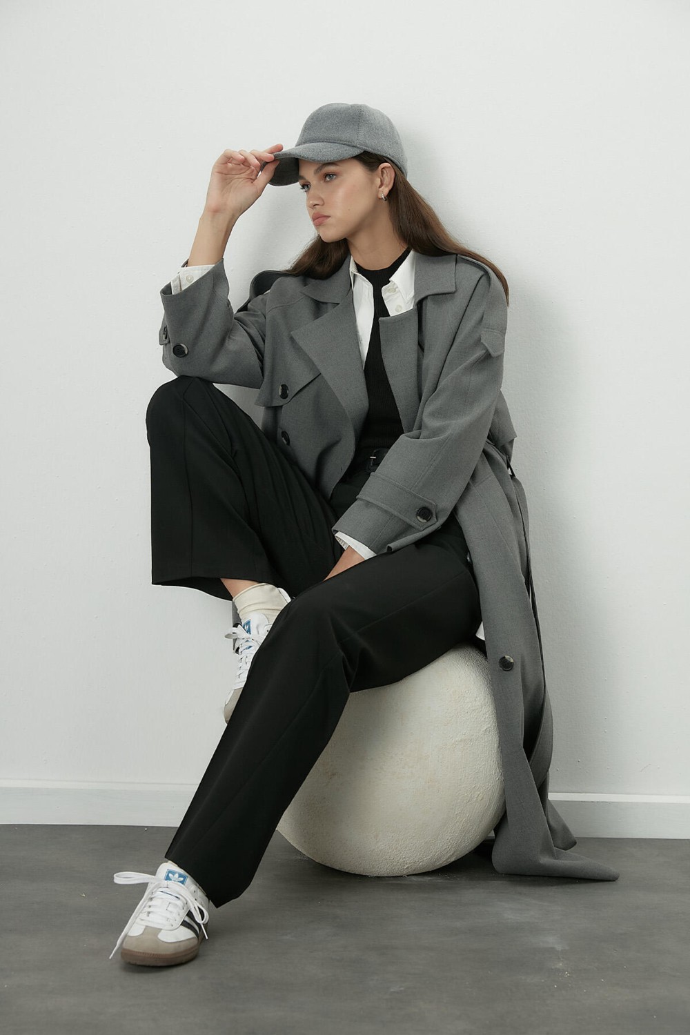 Manuka Kadın Gri Oversize Maxi Trençkot, Kruvaze Kapama, Rüzgarlık ve Apolet Detaylı Astarlı Tasarım görsel 3