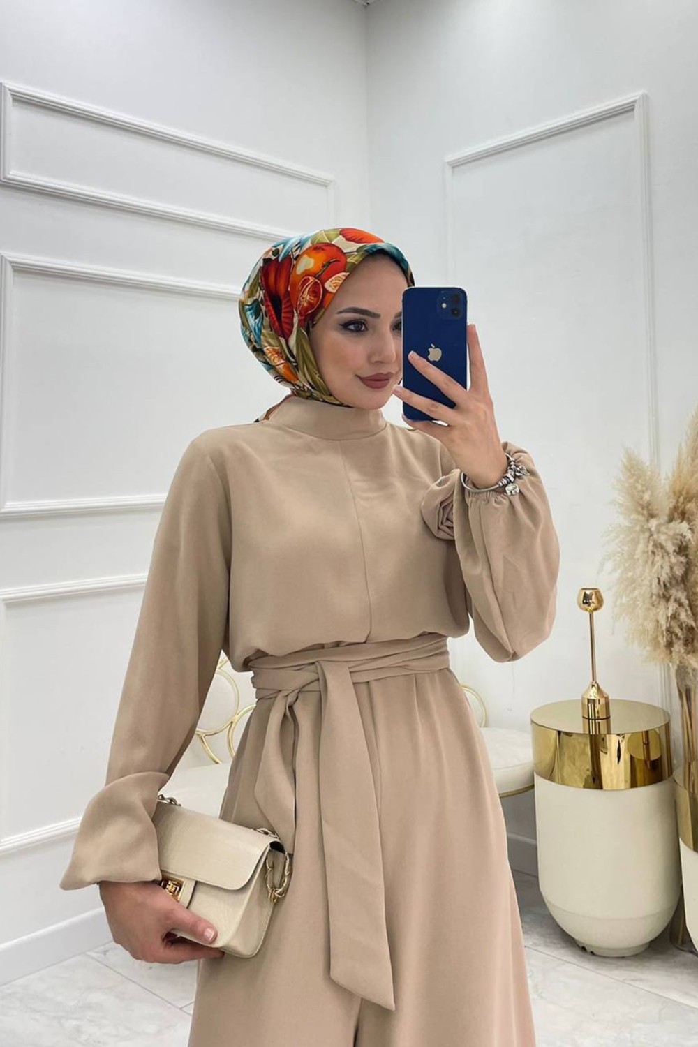 Neşeli Butik Kadın Krep Kuşaklı Gül Detaylı Salaş Tulum Siyah Geniş Paça Özellikli NMS003