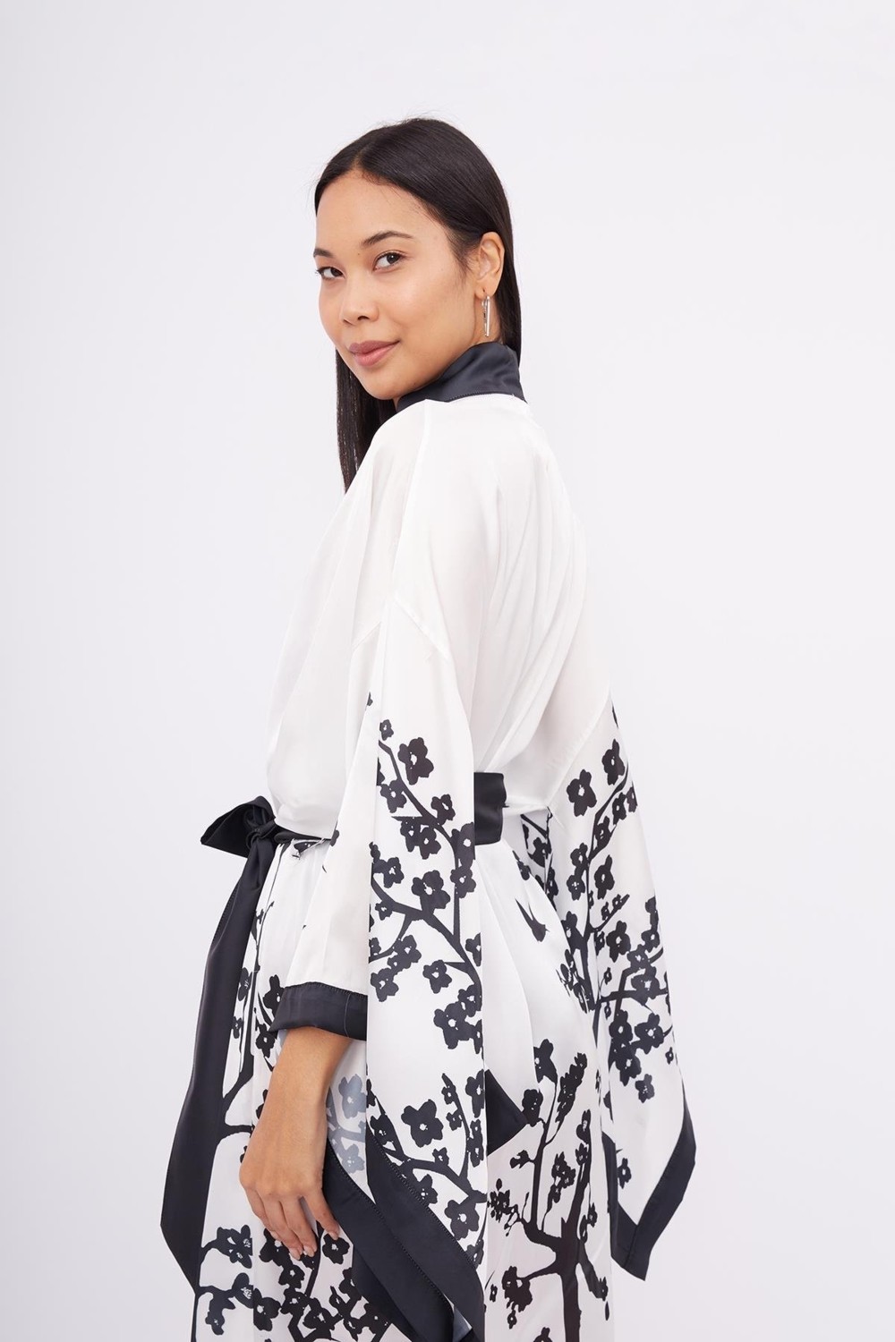 Peraluna BEACH GIRLS LONG KIMONO Baskılı Saten Kadın Uzun Kimono - Siyah/Beyaz görsel 3
