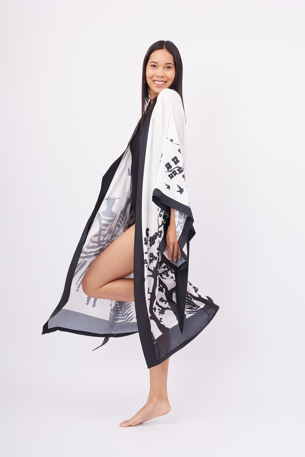 Peraluna BEACH GIRLS LONG KIMONO Baskılı Saten Kadın Uzun Kimono - Siyah/Beyaz görsel 5