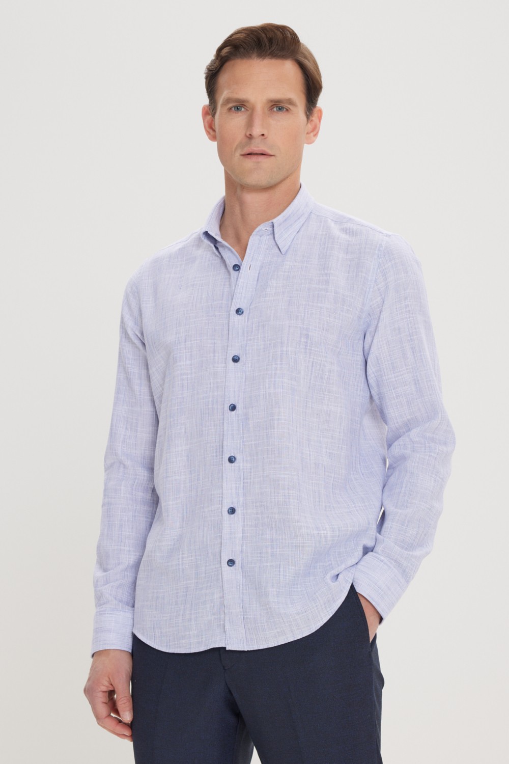 Altınyıldız Classics Erkek Mavi %100 Pamuk Slim Fit Dar Kesim Gizli Düğmeli Yaka Keten Görünümlü Flamlı Gömlek