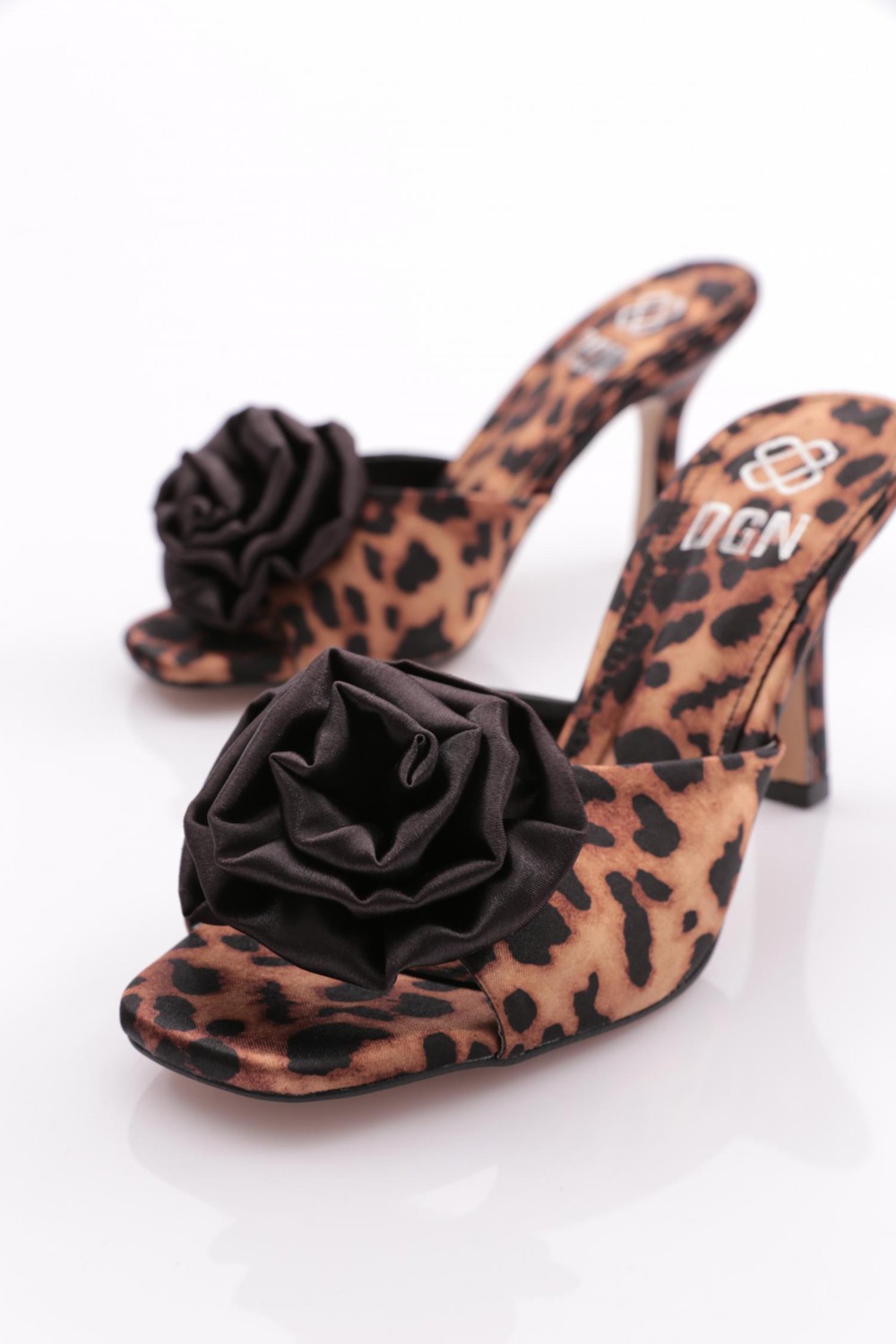 DGN Leopar Renkli Kadın Gül Detaylı Topuklu Terlik Yüksek Stiletto Konforlu Kullanım görsel 4