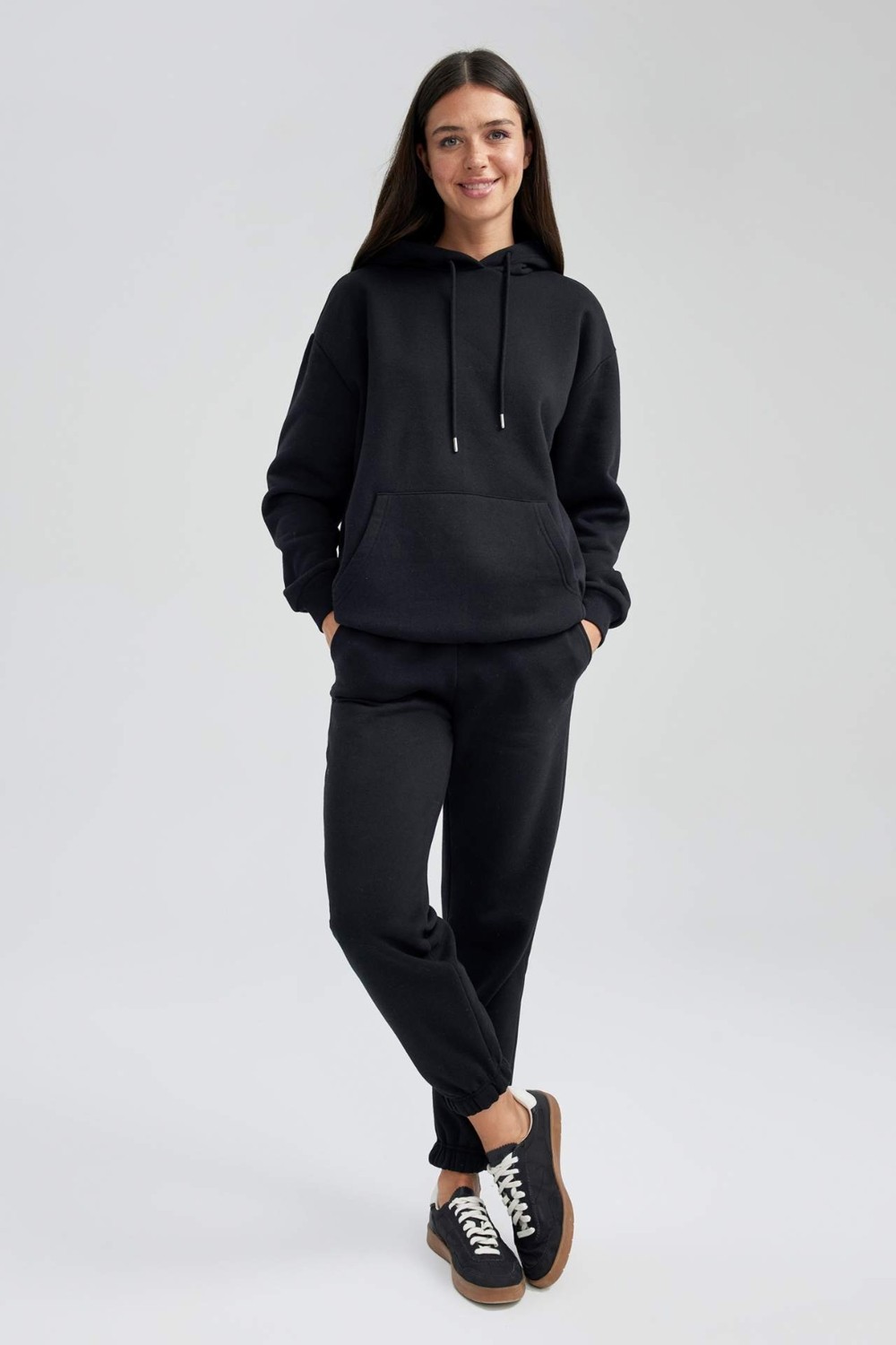 DeFacto Kadın Kapüşonlu Siyah Basic Sweatshirt Uzun Kol Rahat Fit Tasarım W8071AZ23WN görsel 2
