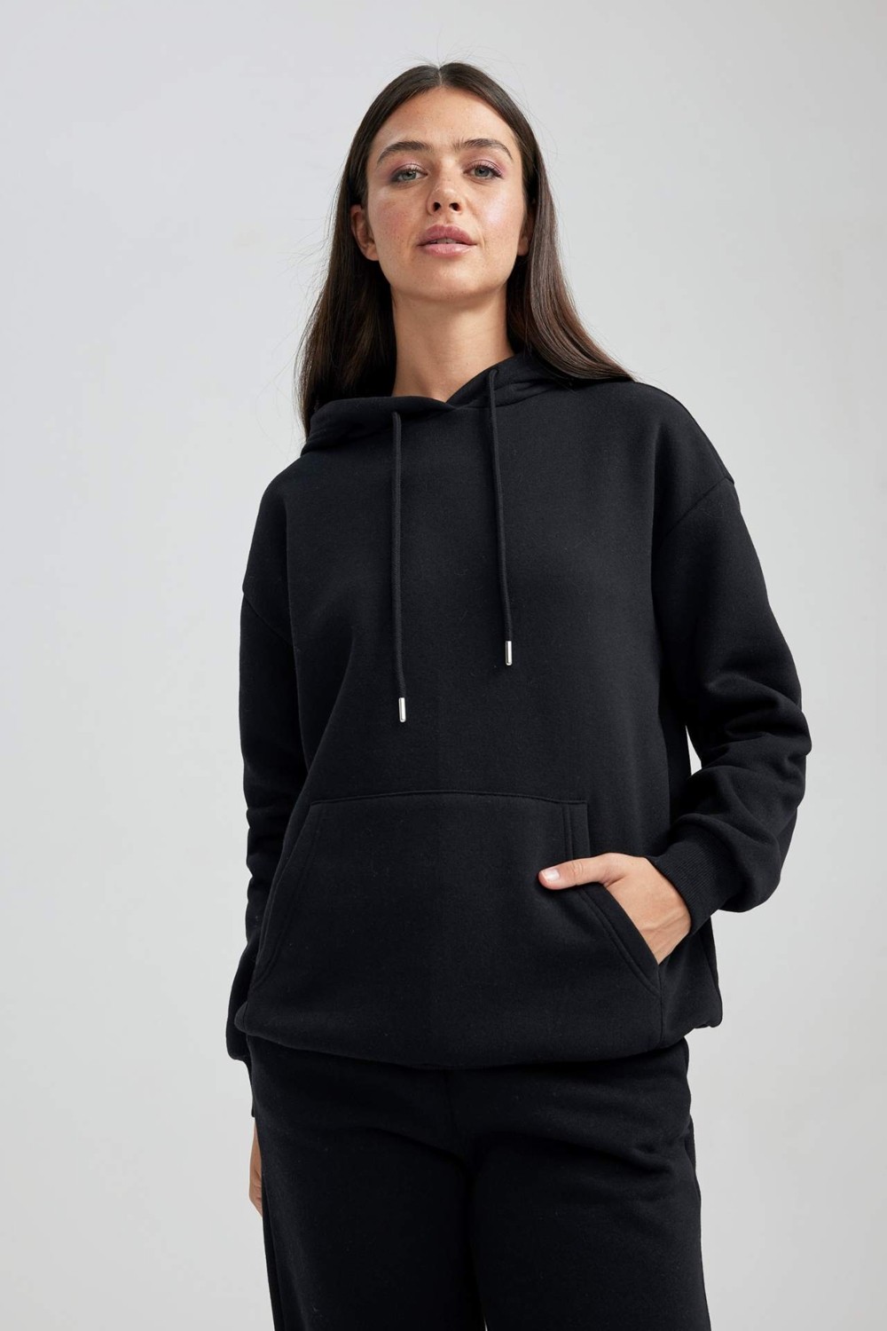 DeFacto Kadın Kapüşonlu Siyah Basic Sweatshirt Uzun Kol Rahat Fit Tasarım W8071AZ23WN görsel 4