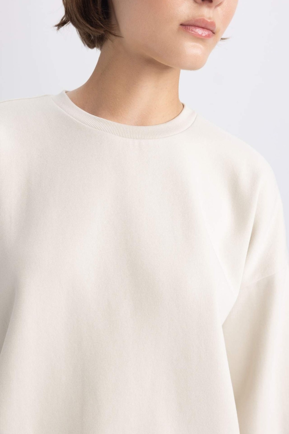 DeFacto Kadın Oversize Fit Ekru Renk Bisiklet Yaka Kalın Basic Sweatshirt Uzun Kol görsel 4