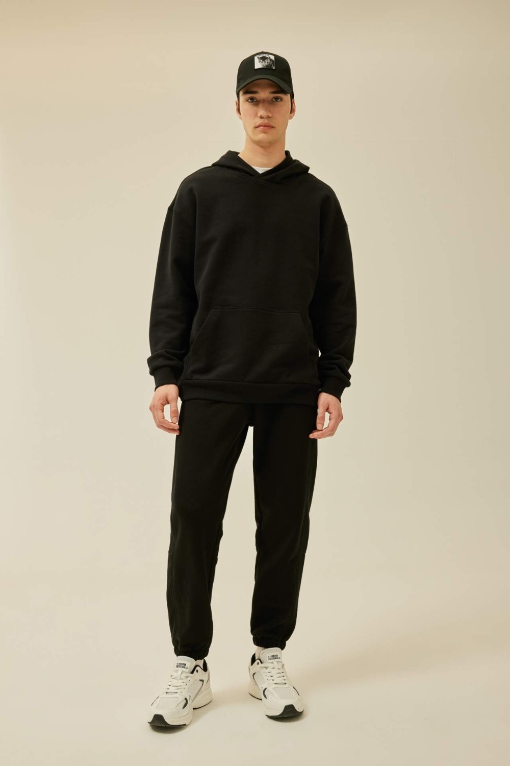 DeFacto Comfort Regular Fit Rahat Kalıp Kapüşonlu Kanguru Cepli Basic Düz Sweatshirt görsel 2