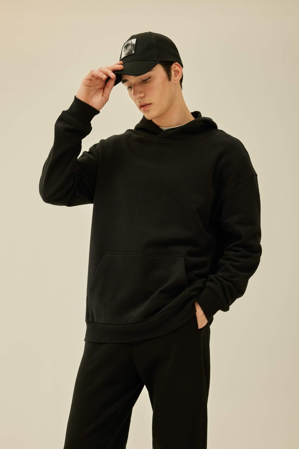 DeFacto Comfort Regular Fit Rahat Kalıp Kapüşonlu Kanguru Cepli Basic Düz Sweatshirt görsel 3