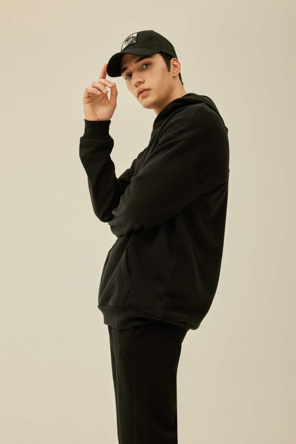 DeFacto Comfort Regular Fit Rahat Kalıp Kapüşonlu Kanguru Cepli Basic Düz Sweatshirt görsel 4