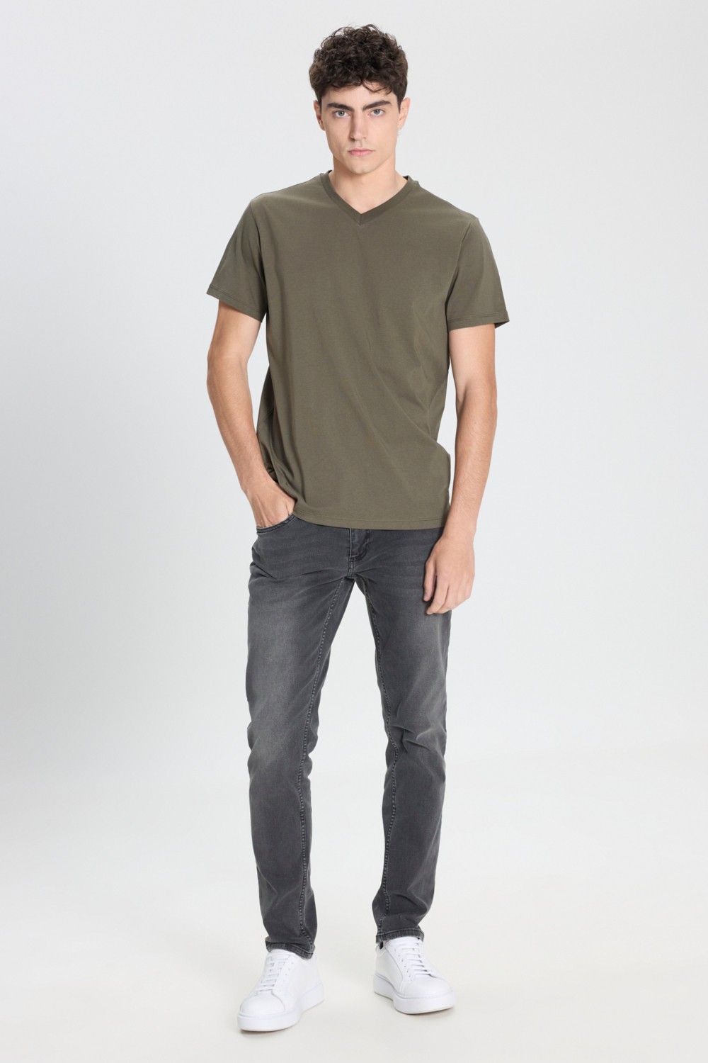 Altınyıldız Classics Erkek Siyah %100 Pamuk Slim Fit Dar Kesim V Yaka Tişört görsel 2