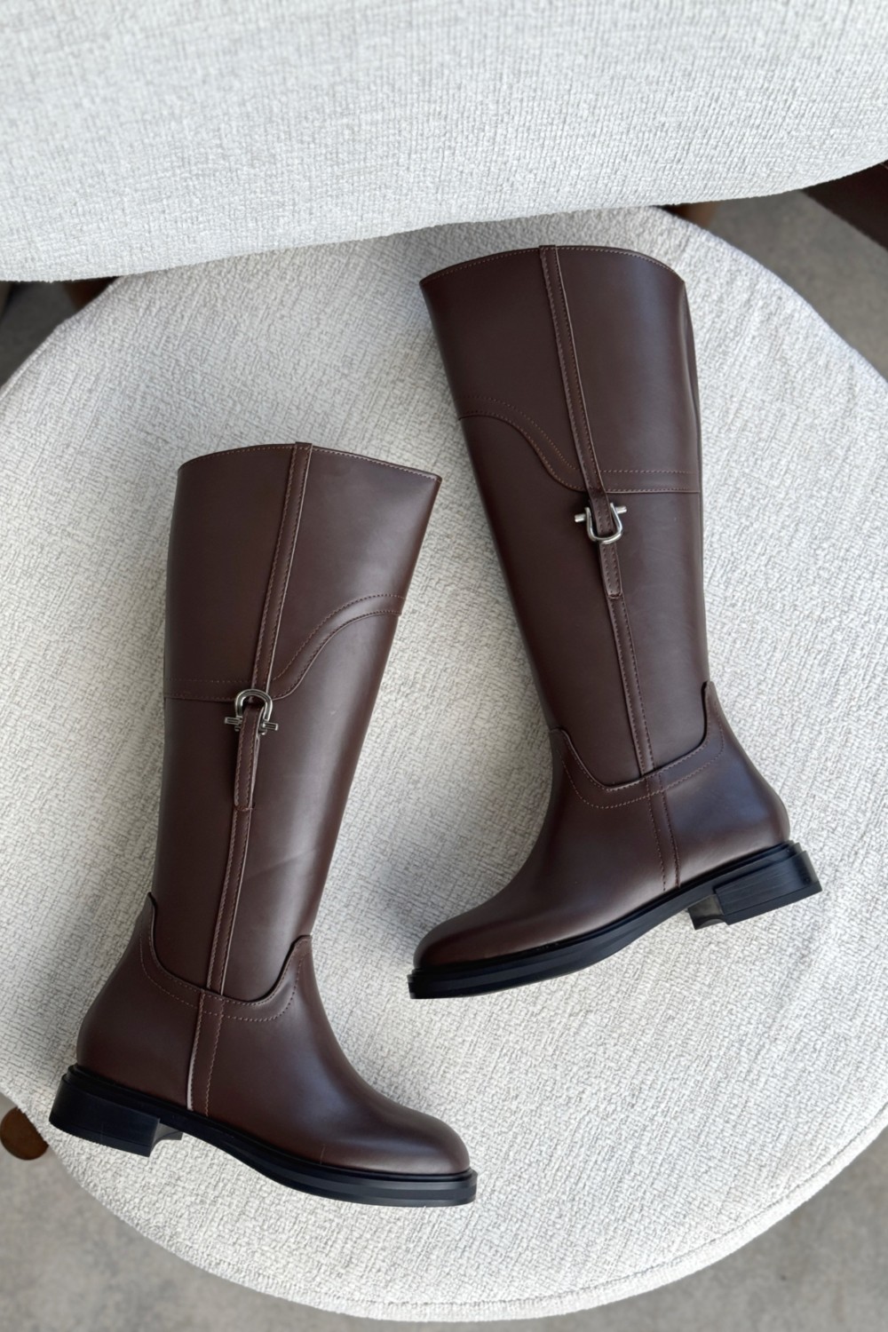 Moda Adam Siyah Deri Moda Adam Kadın Düz Tabanlı Tokalı Çizme - Şık Tasarım ve Düz Topuk