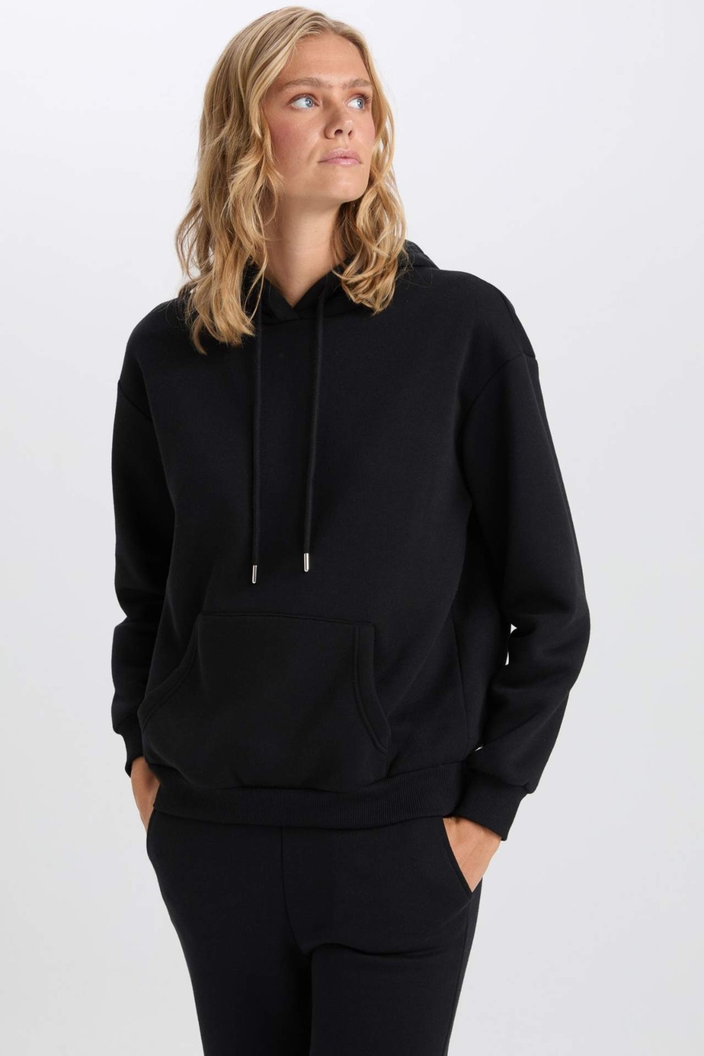 DeFacto Relax Fit Kapüşonlu Kanguru Cepli Kalın Basic Düz Siyah Sweatshirt W8071AZ24WN görsel 3