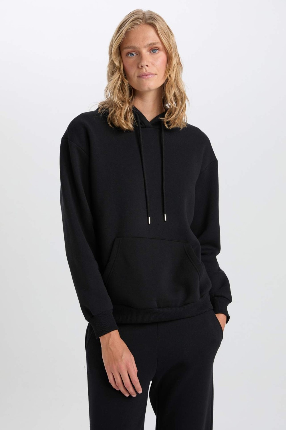 DeFacto Relax Fit Kapüşonlu Kanguru Cepli Kalın Basic Düz Siyah Sweatshirt W8071AZ24WN görsel 4