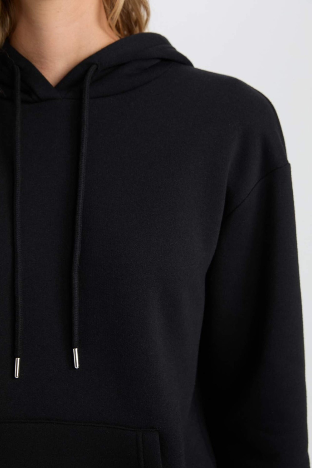 DeFacto Relax Fit Kapüşonlu Kanguru Cepli Kalın Basic Düz Siyah Sweatshirt W8071AZ24WN görsel 5