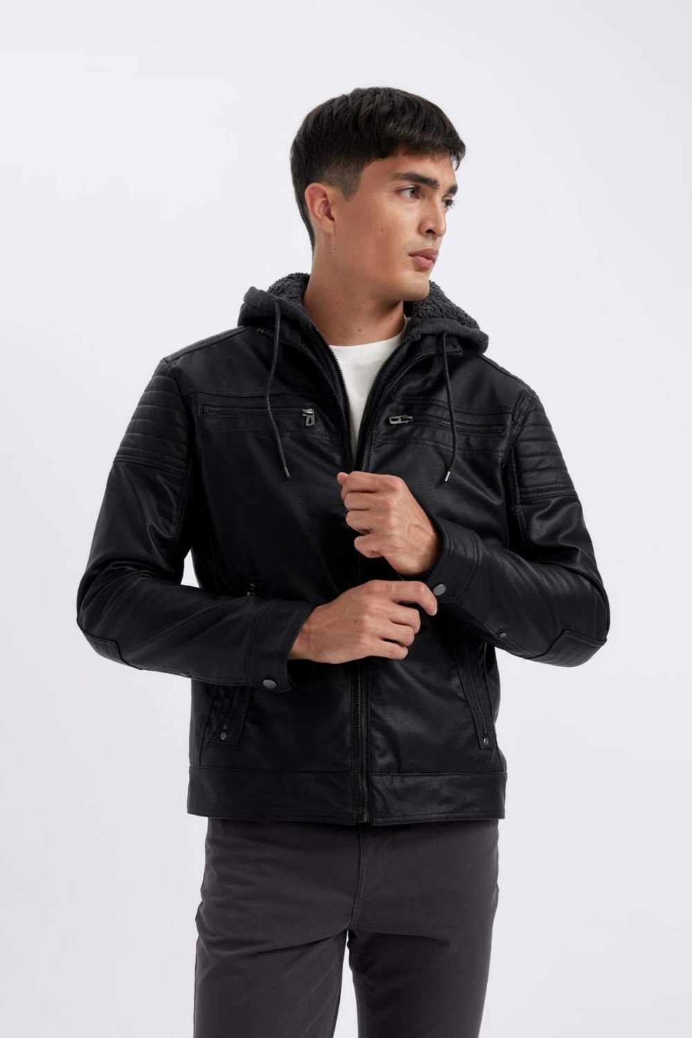 DeFacto Su İtici Slim Fit Dar Kesim Çıkarılabilir Kapüşonlu Pelüş Astarlı Fermuarlı Suni Deri Ceket Mont N9693AZ24WN görsel 3