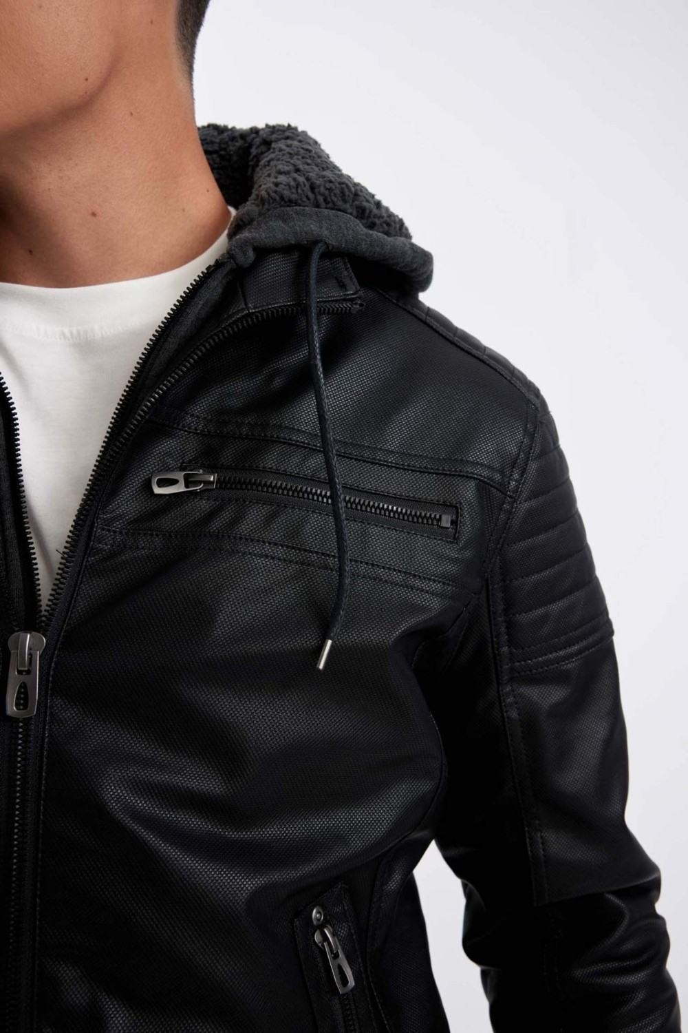DeFacto Su İtici Slim Fit Dar Kesim Çıkarılabilir Kapüşonlu Pelüş Astarlı Fermuarlı Suni Deri Ceket Mont N9693AZ24WN görsel 4