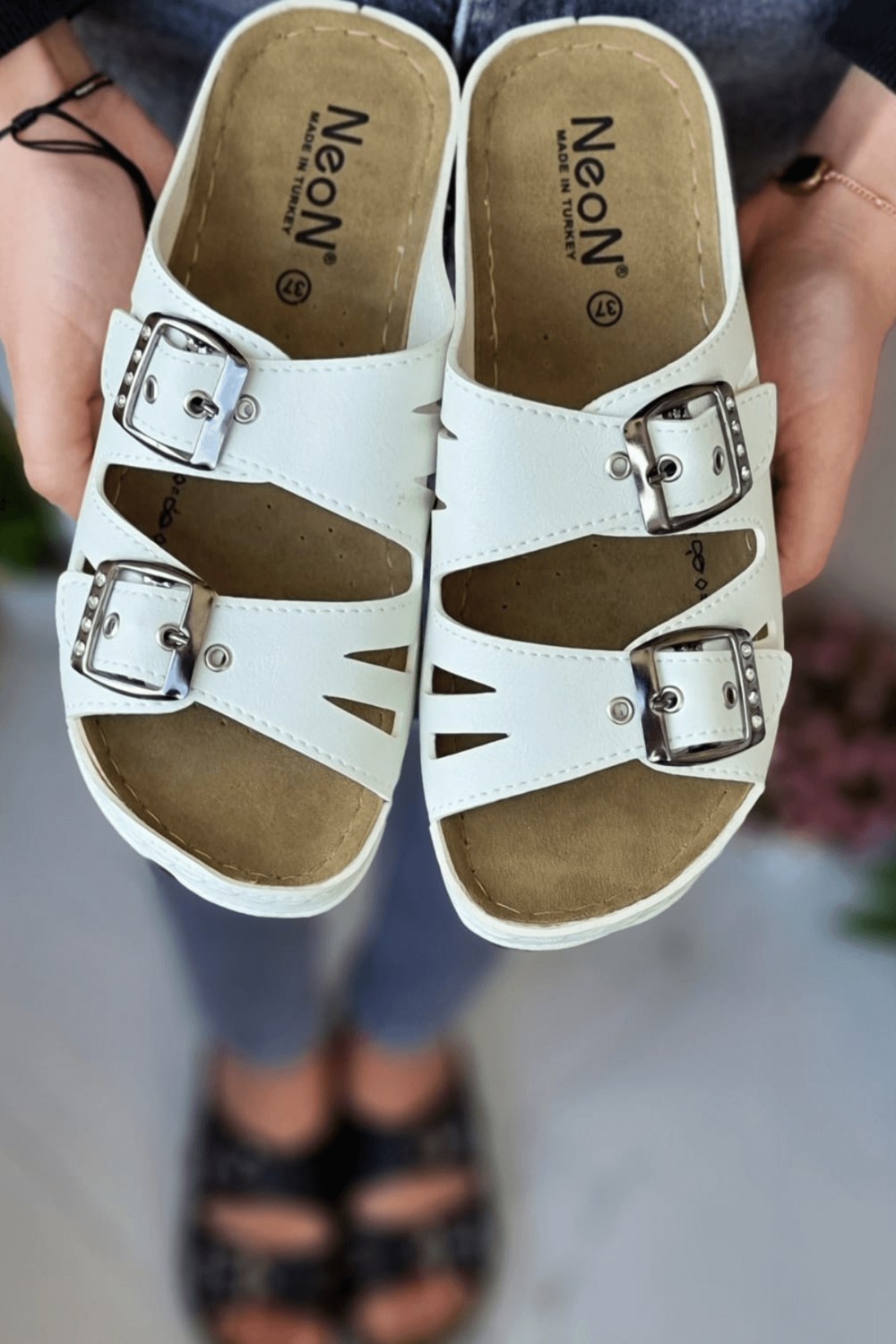 Neon Shoes Darma Kadın Günlük Terlik Çift Bant Taşlı Tokalı Ortopedik Taban Anne Dışarı & Ev İçi Terliği görsel 5