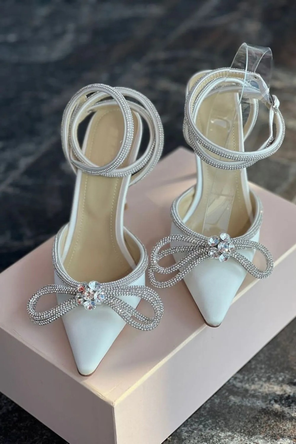 Trendy Anka Kadın Nude Bej Ten Saten 8 cm Şeffaf Topuklu Fiyonk Taşlı Bilekten Dolamalı Sivri Burunlu Ayakkabı