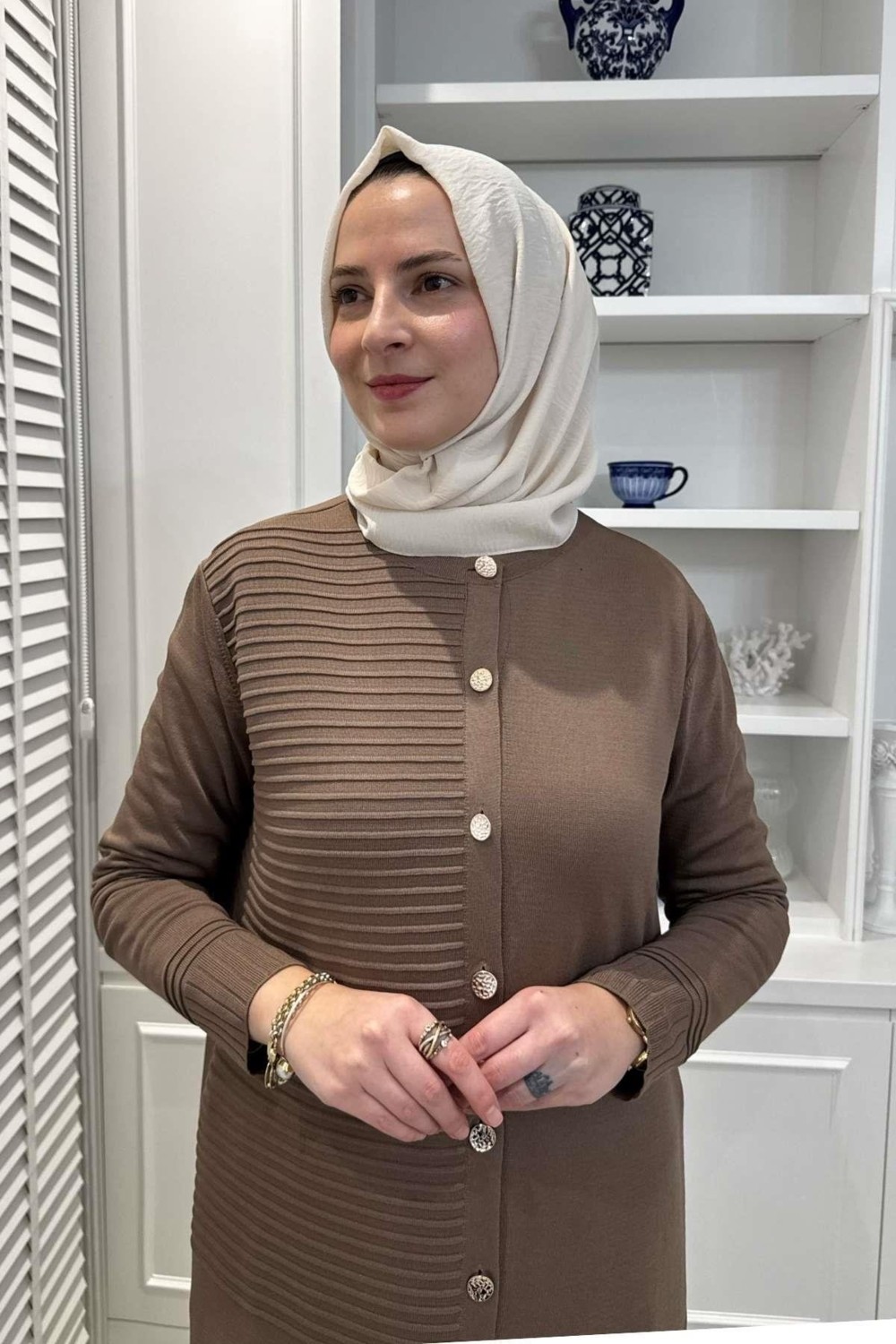 Rabia Şamlı Manolya Sütlü Kahve Triko Hırka Standart Beden Kadın İçin Şık Tasarım ve Rahat Kumaş görsel 2
