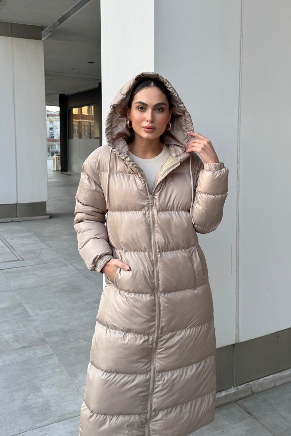 Olcay Bej Kapüşonlu Fermuarlı Uzun Şişme Mont 6668 2024 Sonbahar - Kış Sezonu İçin Kalın Tasarım görsel 2