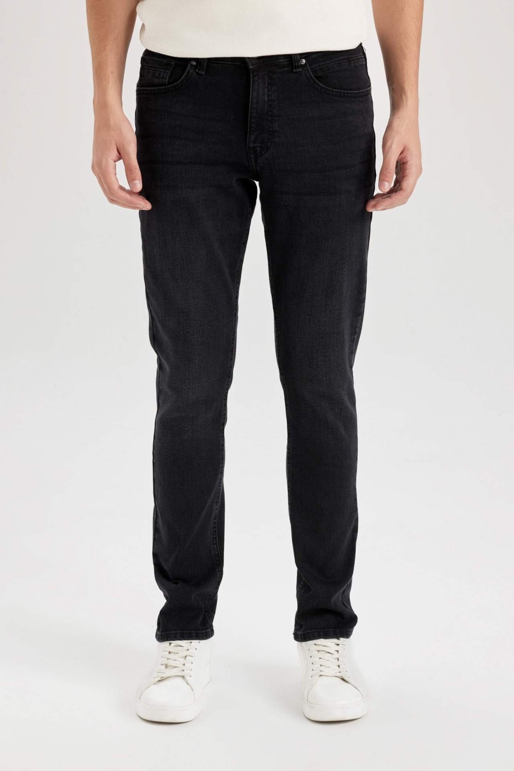 DeFacto Pedro Slim Fit Dar Kalıp Normal Bel Dar Paça Jean Pantolon R8788AZ24SP