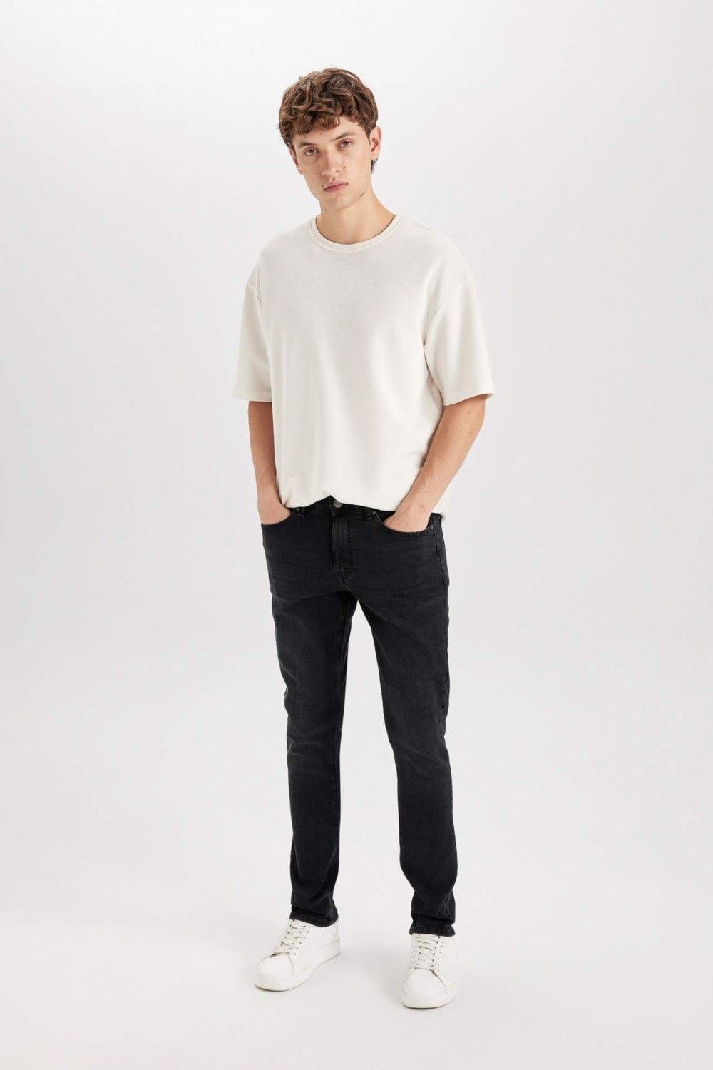 DeFacto Pedro Slim Fit Dar Kalıp Normal Bel Dar Paça Jean Pantolon R8788AZ24SP görsel 2