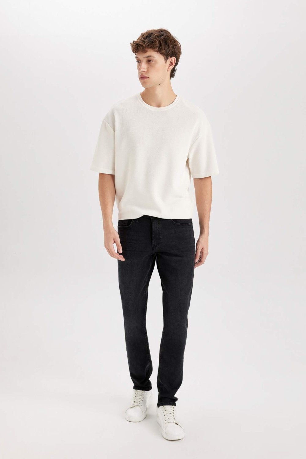 DeFacto Pedro Slim Fit Dar Kalıp Normal Bel Dar Paça Jean Pantolon R8788AZ24SP görsel 4