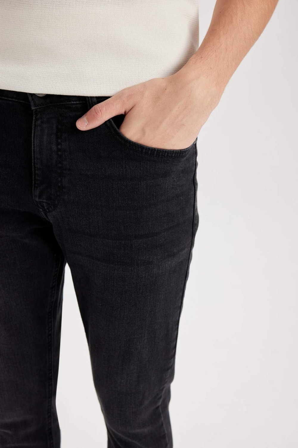 DeFacto Pedro Slim Fit Dar Kalıp Normal Bel Dar Paça Jean Pantolon R8788AZ24SP görsel 5