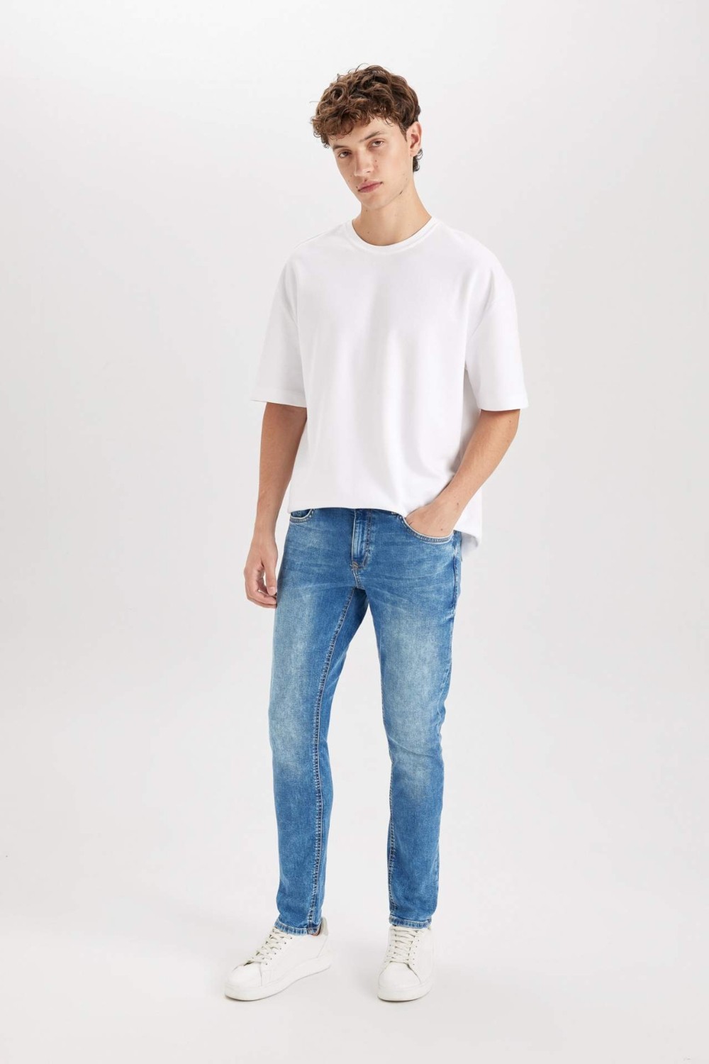 DeFacto Carlo Skinny Fit Ekstra Dar Kalıp Normal Bel Ekstra Dar Paça Jean Pantolon B4672AX24SP görsel 2